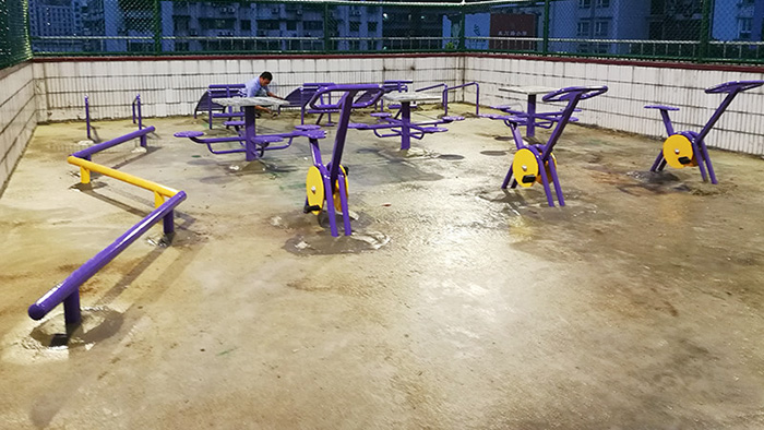 給力體育89套戶外健身器材進(jìn)入陽(yáng)江小區(qū)學(xué)校